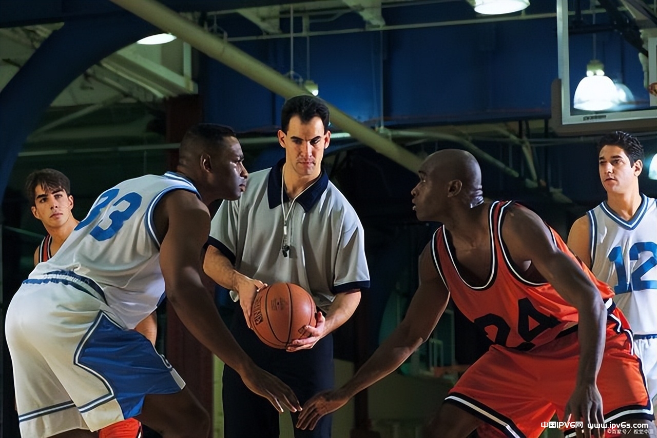 正规篮球比赛配多少名裁判(nba裁判的考核标准，几种典型的篮球规则手势)_i体育